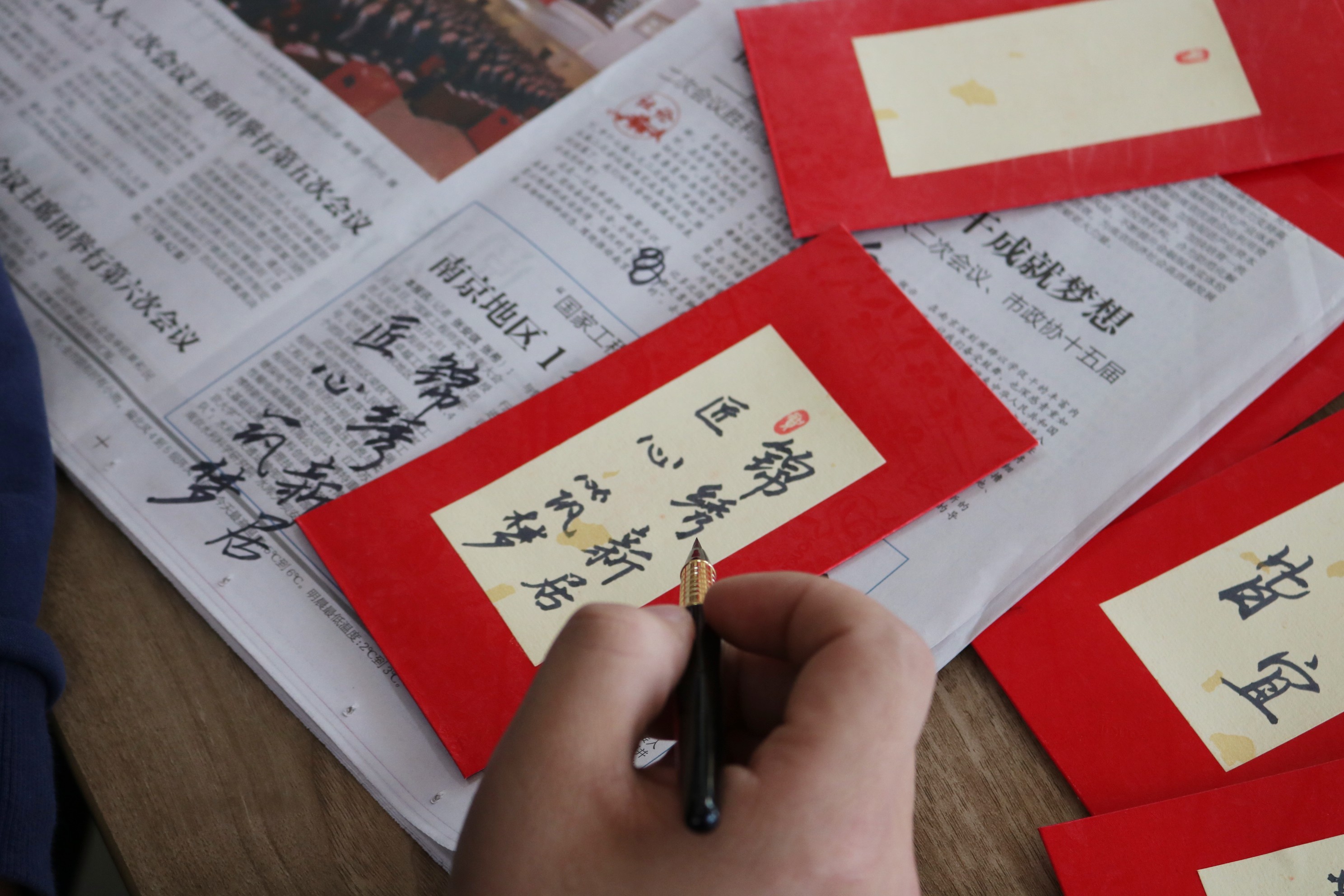 龙行龘龘谱新章 新居集团工会开展祝语迎新春书写活动